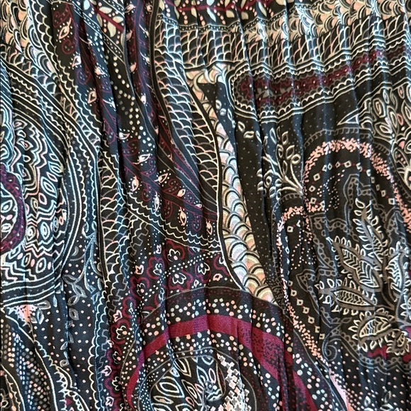 Signature by Larry Levine Woman Black and Red Beaded Paisley Blouse - Picture 9 of 12